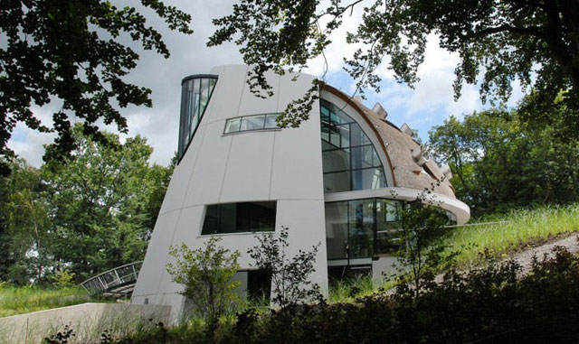 Thatched house for the 21st century